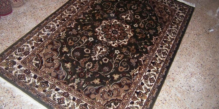 _6 size.6 x 4 For further detail info contact. Email. ra_carpets@yahoo.com tel: +923452433054(sold