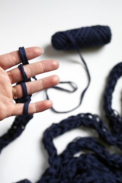 1-Finger Knit Your Yarn