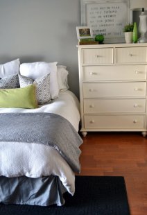 Black-Rug-in-Bedroom