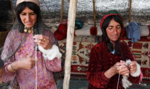 spinning wool for weaving